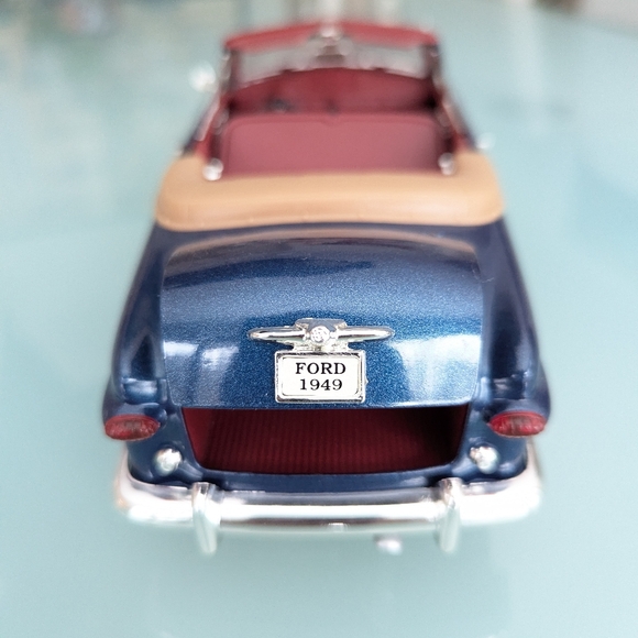 Mira Solido 1949 Ford Convertible Scale 1/18 Die Cast Model Car - Blue - Picture 8 of 12